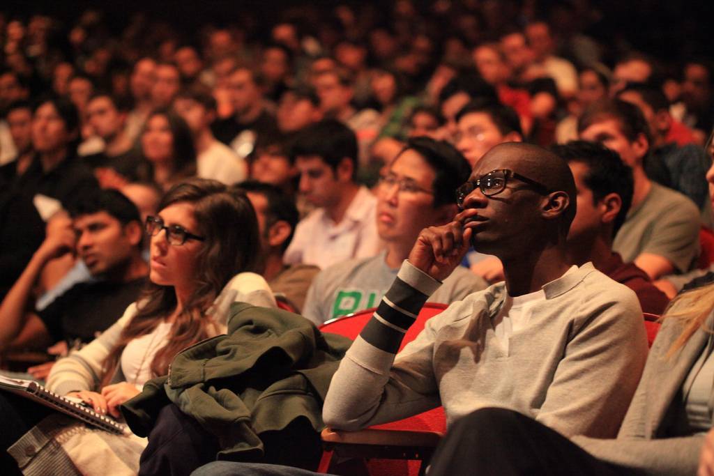 Audience reflecting while speaker is pausing