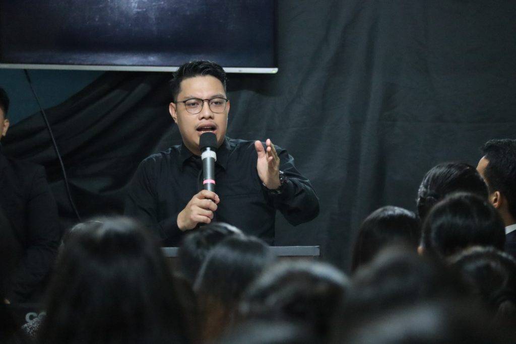 Public speaking training - speaker with microphone